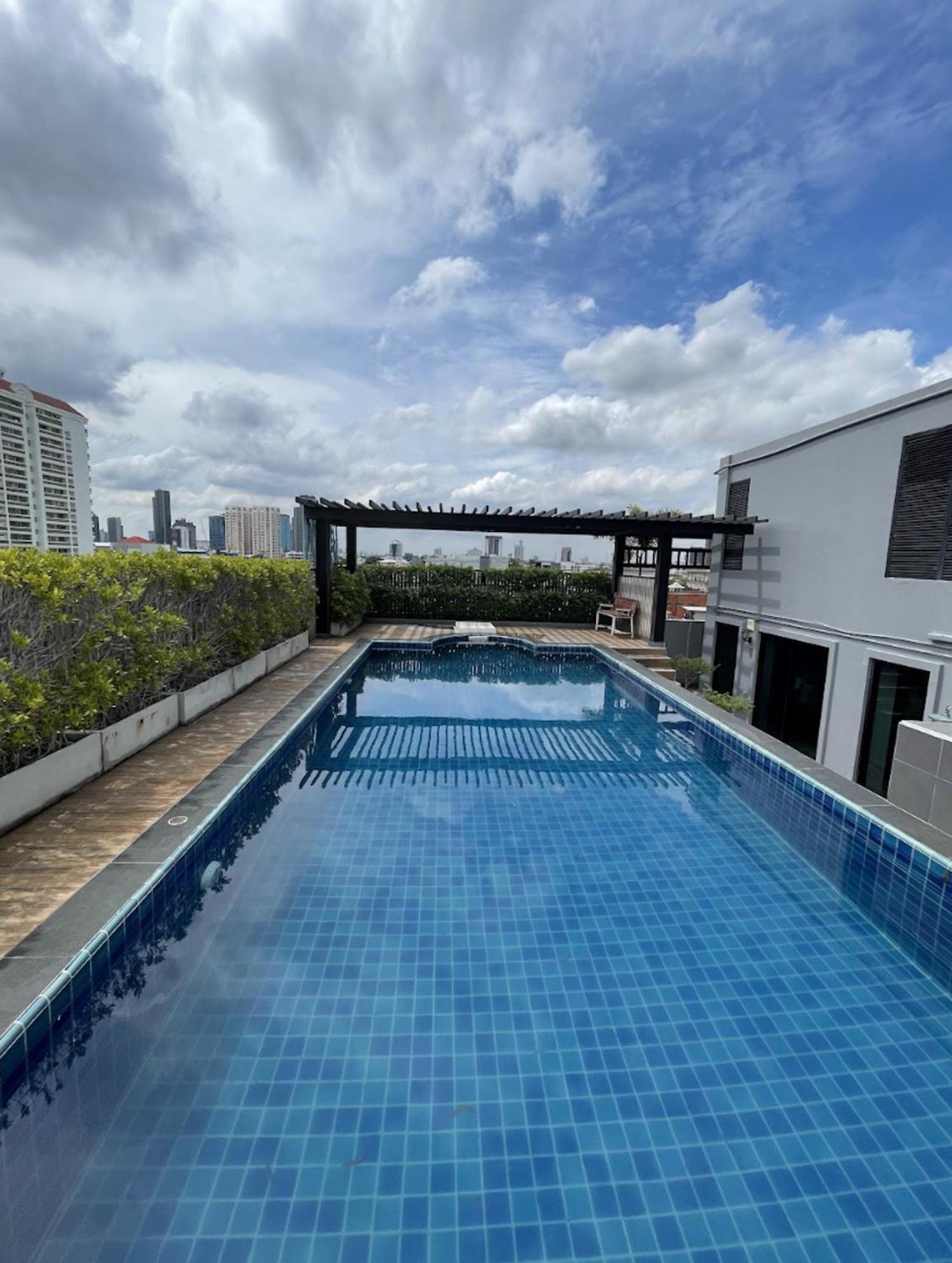 Apartamento 1 Big Br Near Bts Ekkamai - Sky Pool & Gym Bangkok Exterior foto