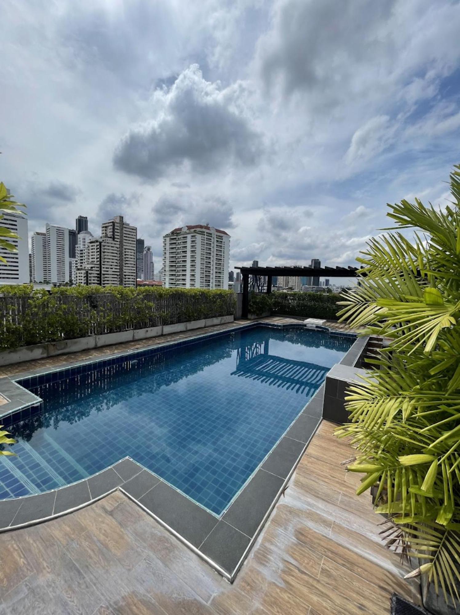 Apartamento 1 Big Br Near Bts Ekkamai - Sky Pool & Gym Bangkok Exterior foto